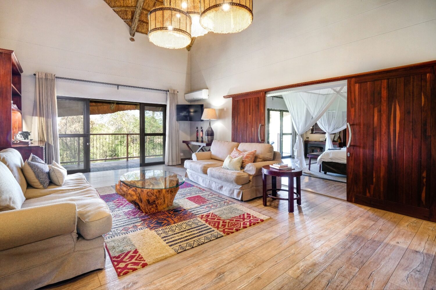 Executive-Suite-Lounge-ILH-1500×1000